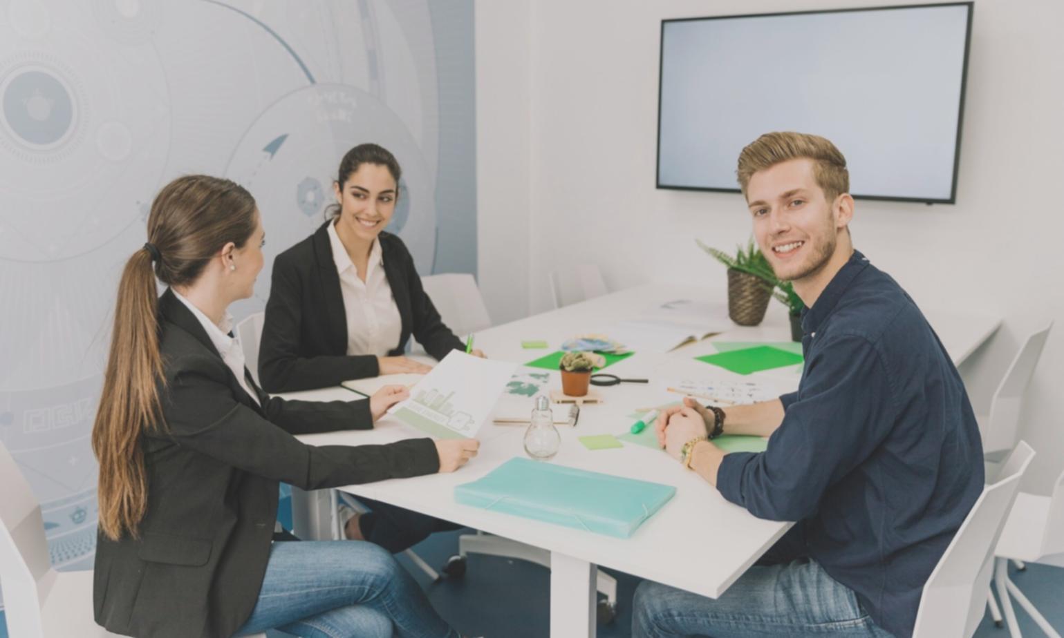 Analyste travaillant sur des modèles de valorisation financière